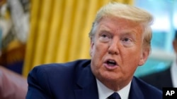 រូបឯកសារ៖ លោក​ប្រធានាធិបតី ដូណាល់ ត្រាំ នៅក្នុង​ពេលធ្វើ​បទសម្ភាសន៍​មួយ កាលពី​ថ្ងៃទី២៨ ខែឧសភា ឆ្នាំ២០២០ នៅក្នុង​ការិយាល័យ​ប្រធានាធិបតី​នៅ​សេតវិមាន​ក្នុង​រដ្ឋធានី​វ៉ាស៊ីនតោន។