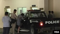 ស្រ្តី​ជន​ជាតិ​អូស្រ្តាលី​ម្នាក់​ឈ្មោះ​ Tammy Davis-Charles ត្រូវ​បាន​បញ្ជូនចេញ​ពី​សាសា​ដំបូង​រាជធានី​ភ្នំពេញ​​ទៅ​ពន្ធនាគារ​ព្រៃស​នៅ​ថ្ងៃទី​២២ វិច្ឆិកា ២០១៦ ក្រោយ​ពី​តុលាការ​ចោទពី​បទ​ធ្វើ​អន្តរការី​រវាង​អ្នក​សុំ​ហើយ​និង​ស្រ្តី​ពរពោះ​និង​សុំឲ្យ​ផ្តល់​ឯកសារ​ដោយទុច្ចរិត។ (Hul Reaksmey/VOA Khmer)