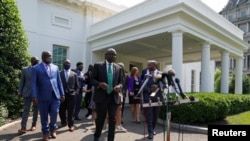 Rođaci Džordža Flojda i njihovi advokati izlaze iz Bele kuće posle susreta sa američkim predsednikom Džoom Bajdenom i potpredsednicom Kamalom Haris.