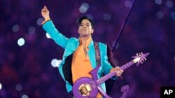 Prince en concert lors de la finale du Super Bowl le 4 février 2007.