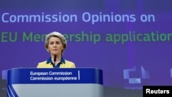 Presiden Komisi Eropa Ursula von der Leyen berbicara kepada media mengenai status Ukraina menjadi kandidat anggota UE
