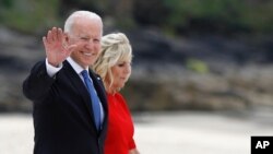 جو بایدن به نسبت سال ۲۰۲۱، در سال ۲۰۲۲ درآمد کمتری داشتند. 