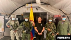 Dairo Antonio Usuga "Otoniel" David okružen vojnicima nakon hapšenja (Foto: Kolumbijske vojne snage/Rojters)