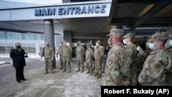 Pripadnici Nacionalne garde pred zdravstvenim centrom u američkoj državi Mejn (AP/Robert F. Bukaty)