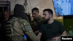 볼로디미르 젤렌스키(오른쪽) 우크라이나 대통령이 지난 5일 루한시크 주 최전방을 방문해 장병들을 격려하고 있다. (자료사진)