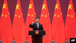 ប្រធានាធិបតី​ចិន ស៊ី ជីនពីង លើក​កែវ​ជល់​ពី​ចម្ងាយ​ស្វាគមន៍​មេដឹកនាំ​ដែល​បាន​ចូលរួម​សន្និសីទ​ «ខ្សែក្រវ៉ាត់ និង​ផ្លូវ» លើក​ទី​២ នៅ​ទីក្រុង​ប៉េកាំង កាល​ពី​ថ្ងៃ​ទី​២៦ មេសា ២០១៩។