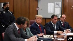 도널드 트럼프(가운데) 전 미국 대통령이 지난 4일 뉴욕 맨해튼 법원에서 기소인부절차를 밟고 있다. (자료사진)