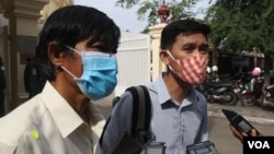 អតីតអ្នកយកព័ត៌មានអាស៊ីសេរី លោក អ៊ួន ឈិន (ធ្វេង) និងលោក យាង សុធារិន្ទ ផ្តល់បទសម្ភាសន៍ដល់អ្នកសារព័ត៌មាននៅខាងក្រៅរបងតុលាការកំពូល នៅថ្ងៃទី១៥ ខែកក្កដា ឆ្នាំ២០២០។ (ស៊ុន ណារិន/VOA Khmer)