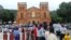 Une foule devant la Cathédrale de Bangui, le 7 mai 2018. (VOA/Freeman Sipila)