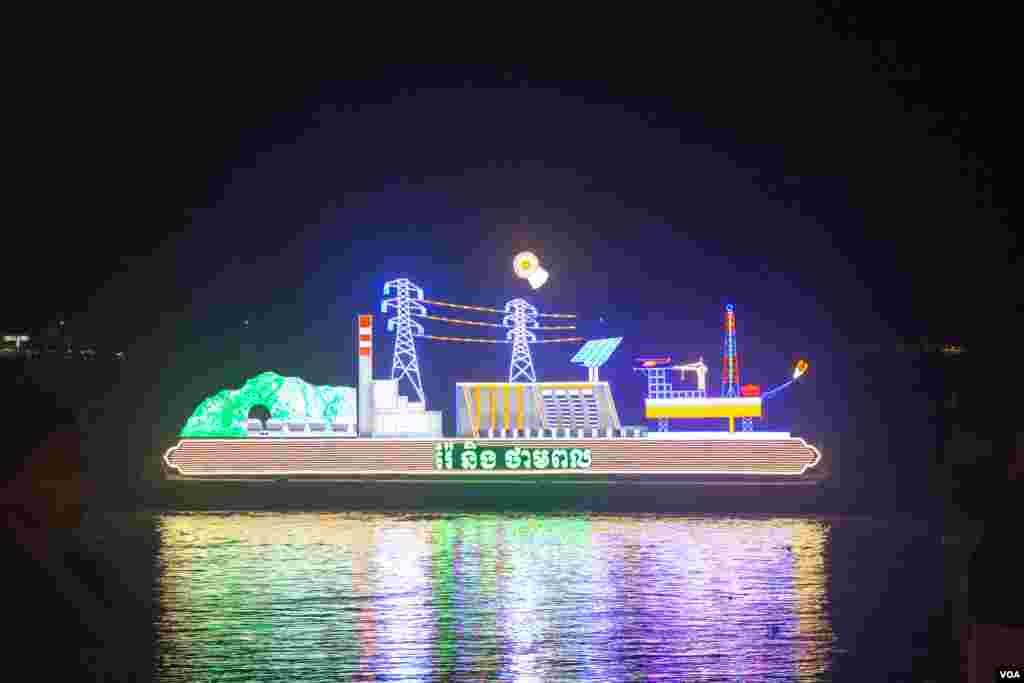 ប្រទីបតំណាងក្រសួងរ៉ែនិងថាមពលអណ្ដែតនាថ្ងៃអាទិត្យ ទី១៣ ខែវិច្ឆិកា ឆ្នាំ២០១៦ ក្នុងថ្ងៃទីមួយនៃព្រះរាជពិធីបុណ្យអុំទូក បណ្ដែត ប្រទីប សំពះព្រះខែ និងអកអំបុក។ ព្រះរាជពិធីបុណ្យអុំទូក ចាប់ផ្ដើមពីថ្ងៃទី១៣ ដល់ថ្ងៃទី១៥ ខែវិច្ឆិកា ជារៀងរាល់ឆ្នាំ ដែលមានទូកភាគច្រើនមកពីបណ្ដាខេត្តនានាតាមបណ្ដោយទន្លេមេគង្គ។ (ឡេង ឡែន/VOA)&nbsp;