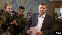 Pemimpin pemberontak, Alexander Zakharchenko (kanan) menang dalam pemilu legislatif dan eksekutif di Luhansk dan Donetsk hari Minggu (2/11).