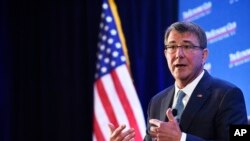 លោក​រដ្ឋមន្ត្រី​ការពារ​ប្រទេស​ស.រ.អា. Ash Carter និយាយ​អំពី​ការចំណាយ​នា​ពេល​ខាង​មុខ​លើ​ផ្នែក​យោធា នៅរដ្ឋធានីវ៉ាស៊ីនតោន ថ្ងៃ​ទី​២ ខែ​កុម្ភៈ ឆ្នាំ​២០១៦។​