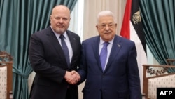 Presiden Palestina Mahmud Abbas (kanan) menerima Jaksa Mahkamah Kriminal Internasional (ICC) Karim Khan di Ramallah, Tepi Barat, 2 Desember 2023.