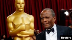 Sidney Poitier, présentateur de la 86e cérémonie des Oscars, à son arrivée à Hollywood, en Californie, le 2 mars 2014. 