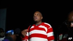 Jurnalis Zimbabwe Hopwell Chin'ono berbicara kepada para wartawan setelah dibebaskan dari penjara di Harare, 2 September 2020.