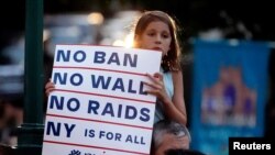 មនុស្សម្នា​ចូលរួម​ក្នុង​បាតុកម្ម​មួយ​ប្រឆាំង​នឹង​ការ​អនវុត្ត​ច្បាប់​អន្តោប្រវេសន៍​ដែល​ធ្វើ​ឡើង​ដោយ​រដ្ឋាភិបាល​អាមេរិក នៅ​ក្នុង​សង្កាត់ Manhattan បុរី​ញូវយ៉ក កាលពី​ថ្ងៃទី១២ ខែកក្កដា ឆ្នាំ២០១៩។