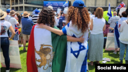 پرچم شیروخورشید ایران و پرچم اسرائیل بر دوش دو زن جوان ـ آرشیو