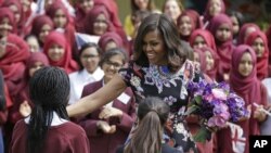 Michelle Obama saat melakukan kunjungan ke Mulberry School di London, Selasa (16/6).