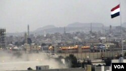 Helikopter militer Yaman (tidak tampak) menyelamatkan para Duta Besar asing yang dikepung oleh para pendukung Presiden Saleh di Sana'a (22/5).