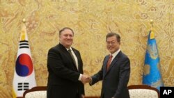 Presiden Korea Selatan Moon Jae-in, kanan, bersalaman dengan Menteri Luar Negeri Mike Pompeo dalam sebuah pertemuan di Seoul, Korea Selatan, Minggu, 7 Oktober 2018.