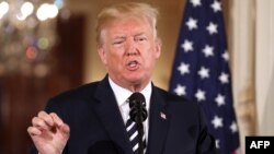 도널드 트럼프 미국 대통령이 지난 24일 워싱턴 DC 백악관에서 열린 에마뉘엘 마크롱 프랑스 대통령과의 기자회견에서 발언하고 있다. 