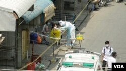 រូបឯកសារ៖ បុគ្គលិក​សុខាភិបាល​ក្នុង​ឯកសណ្ឋាន​ការពារ​​ពី​ជំងឺ​កូវីដ១៩ ប្រមូល​សំណាក​ពី​អ្នកពាក់ព័ន្ធ​នឹង​អ្នក​ជំងឺ​ឃើញ​តេស្ត​វិជ្ជមាន​កូវីដ១៩ រាជធានី​ភ្នំពេញ ខែ​មេសា ឆ្នាំ២០២១។ (ហ៊ាន សុជាតា/វីអូអេ)