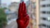 Seorang pengunjuk rasa anti-kudeta mengacungkan hormat tiga jari di tangannya yang dicat merah untuk mengenang para pengunjuk rasa yang kehilangan nyawa selama demonstrasi di Yangon, Myanmar pada Selasa, 6 April 2021. (Foto: AP)