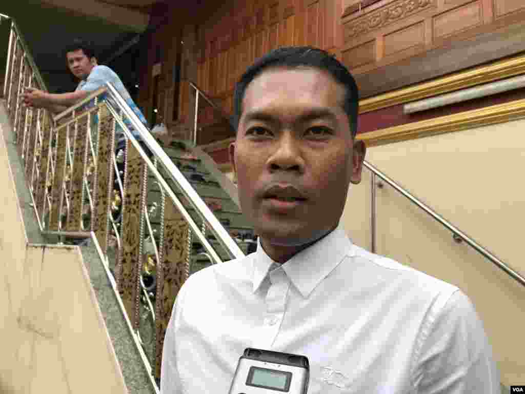 លោក ជា លី កម្មករ​ក្នុង​រោងចក្រ​ផលិត​ប្រេង​កូឡា និយាយ ជាមួយ VOA ក្នុង​ពេល​ប្រារព្ធ​ពិធី​បុណ្យ​ភ្ជុំបិណ្ឌ នៅ​វត្ត​ស៊ីសុដារ៉ាម ក្នុង​ទីក្រុង​បាងកក នៅ​ថ្ងៃទី​២២​ ខែ​កញ្ញា ឆ្នាំ​២០១៩។ (កាន់ វិច្ឆិកា/VOA)