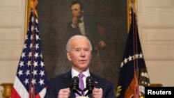 រូបឯកសារ៖ ប្រធានាធិបតី Joe Biden ថ្លែងសុន្ទរកថានៅក្នុងបន្ទប់ទទួលទានអាហារនៃសេតវិមាននៅថ្ងៃទី ២៦ ខែមករាឆ្នាំ ២០២១។ (AP)
