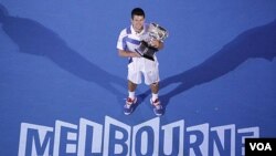 Novak Djokovic meraih gelar juara tunggal putra turnamen tenis Australia Terbuka, Minggu (1/30).
