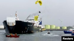 Akivis Greenpeace memasang banner "No Arctic Oil" (Tak Ada Pengeboran Minyak di Kutub Utara) pada sebuah pesawat tanker minyak Rusia (foto: dok).