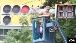 ទិដ្ឋភាព​នៃ​ការបំពាក់​កាមេរ៉ា​សុវត្ថិភាពនាភ្លើងស្តុបពេទ្យចិន​ក្នុងរាជធានីភ្នំពេញ។