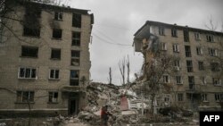 រូបឯកសារ៖ បុរស​ម្នាក់​ជិះកង់ខាងមុខអគារ​បាក់បែក​មួយ​បន្ទាប់​ពី​រុស្ស៊ីបានវាយប្រហារ​នៅទីក្រុង Avdiivka កាលពីថ្ងៃទី​១៨ មីនា ឆ្នាំ២០២៣។