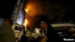 Un énorme incendie s'est déclaré dans un hôtel de luxe de Dubaï, près de la plus haute tour du monde, Burj Khalifa, Duabï, 31 décembre 2015