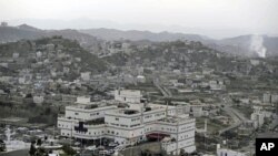 Smoke arises from the site of a bombing and violence according to witnesses in the west of the southern city of Taiz, December 5, 2011