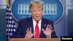 Président Donald Trump ya Etats-Unis na Maison Blanche, Washington DC, 6 avril 2020.