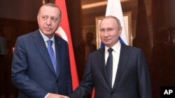 레제프 타이이프 에르도안 터키 대통령과 블라디미르 푸틴 러시아 대통령이 지난 1월 리비아 국제회의가 열린 독일 베를린에서 만났다.