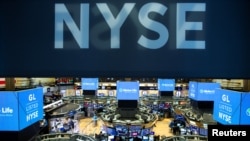 Suasana di lantai bursa New York Stock Exchange (NYSE) 12 Agustus 2019. (Foto: dok)
