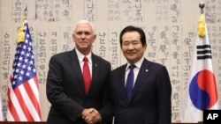 Wapres AS Mike Pence (kiri) bersama Ketua Parlemen Korsel Chung Sye-kyun di Seoul, Korea Selatan, 17 April 2017 (AP Photo/Lee Jin-man)