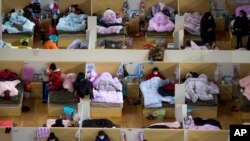 រូបថតបញ្ចេញដោយទីភ្នាក់ងារសារព័ត៌មាន Xinhua បង្ហាញពីអ្នកឆ្លងជំងឺកូរ៉ូណានៅមន្ទីរពេទ្យបណ្តោះអាសន្នមួយនៅក្រុងវូហាន ខេត្តហ៊ូបៃ ប្រទេសចិន កាលពីថ្ងៃទី១៧ ខែកុម្ភៈ ឆ្នាំ២០២០។ 