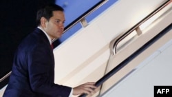 Американскиот државен секретар Марко Рубио се качува во авион за Минхенската безбедносна конференција во Германија од заедничката база Ендрјус, Мериленд, на 13 февруари 2025 година.