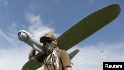 Ukrajinski vojnik nosi izviđačku bespilotnu letjelicu u blizini linije fronta u oblasti Donjecka