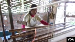 ជំនាញ​កម្ពុជា​ចំនួន​ពីរ​នាក់​កំពុង​បង្កាត់​ពូជ​ដង្កូវ​នាង​ថ្មី ដែល​នឹង​នាំ​ក្តី​​សង្ឃឹម​មក​វិញ​សម្រាប់​អនាគត​សូត្រ​ខ្មែរ។