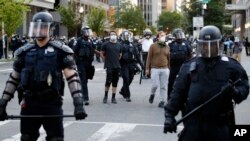 ប៉ូលិសចាប់ខ្លួនបាតុករអំឡុងពេលបាតុកម្មជុំវិញការស្លាប់របស់លោក George Floyd នៅជិតសេតវិមាន ក្នុងរដ្ឋធានីវ៉ាស៊ីនតោន កាលពីថ្ងៃទី០១ ខែមិថុនា ឆ្នាំ២០២០។ 