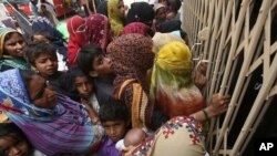  سندھ کےقصبے رتوڈیرو کے قریب ایک گاؤں کے ایک اسپتال میں ایچ آئی وی کے خون کی اسکریننگ کے لیے ہسپتال کے باہر انتظار کر رہے ہیں جہاں ، 2019 کو بچوں میں مہلک بیماری پھیلی تھی۔