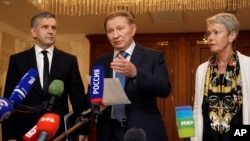 Mantan presiden dan utusan pemerintah Ukraina Leonid Kuchma (tentah) bersama Duta Besar Rusia untuk Ukraina Mikhail Zurabov dan wakil organisasi Eropa Heidi Tagliavini, dalam konferensi pers di Minsk, Belarus, September 2014. (AP/Sergei Grits)
