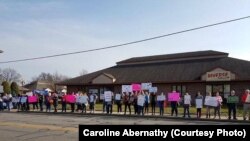 Di luar klinik-klinik Planned Parenthood di seluruh AS hari Sabtu (11/2), para demonstran anti hak aborsi melakukan protes, termasuk di Evansville, Indiana.