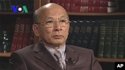 Lao Monghay is an independent analyst stopped by VOA Khmer, file photo.