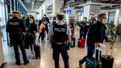 독일 경찰이 프랑크푸르트 공항 이용객들의 코로나 검진 증명을 확인하고 있다.