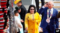 Dalam foto arsip 12 November 2017, Perdana Menteri Malaysia Najib Razak (kanan) memberi hormat kepada pasukan saat tiba dengan istrinya, Rosmah Mansor, di Bandara Internasional Clark di Clark, Provinsi Pampanga, utara Manila, Filipina.